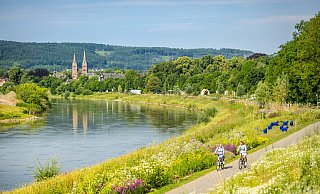Unterwegs auf dem Weserradweg vor der Kulisse der Stadt Höxter. - © Dominik Ketz Unterwegs auf dem Weserradweg vor der Kulisse der Stadt Höxter. - © Dominik Ketz
