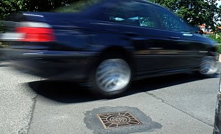 Freie Fahrt ohne Poller: Tagsüber sind die Poller wie geplant im Boden versenkt. Nachts aber auch, weil die Anlage defekt ist. - Thorsten Gödecker Freie Fahrt ohne Poller: Tagsüber sind die Poller wie geplant im Boden versenkt. Nachts aber auch, weil die Anlage defekt ist. - Thorsten Gödecker