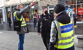 Mitarbeiter des Ordnungsamtes weisen in de City auf Abstandsregeln hin und drauf, dass auch Rauchen, Essen und Trinken an einigen stellen nicht gestattet sind. - Barbara Franke Mitarbeiter des Ordnungsamtes weisen in de City auf Abstandsregeln hin und drauf, dass auch Rauchen, Essen und Trinken an einigen stellen nicht gestattet sind. - Barbara Franke
