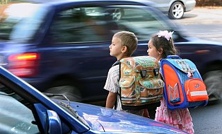 Schulkinder müssen jeden Tag über die B61 in Herford, um zu ihrer Schulbushaltestelle zu gelangen. - dpa/Symbolbild Schulkinder müssen jeden Tag über die B61 in Herford, um zu ihrer Schulbushaltestelle zu gelangen. - dpa/Symbolbild