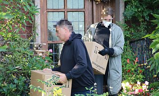 Immer wieder schleppen die Ermittler volle Kisten aus dem Haus. - Thomas Lieske Immer wieder schleppen die Ermittler volle Kisten aus dem Haus. - Thomas Lieske