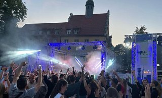 Am Freitagabend war schon mächtig was los bei "DJs in Town" in Gütersloh - auch am Samstagabend findet das Event nochmal statt. Ab 18 Uhr auf drei Bühnen in der Innenstadt. - Lea Maria Kroker Am Freitagabend war schon mächtig was los bei "DJs in Town" in Gütersloh - auch am Samstagabend findet das Event nochmal statt. Ab 18 Uhr auf drei Bühnen in der Innenstadt. - Lea Maria Kroker