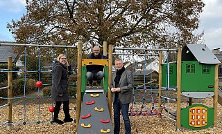 Sachbearbeiterin Daniela Gellert, Amtsleiter Uwe Schröder und Bürgermeister Andreas Hüffmann freuen sich über die Neugestaltung des Spielplatzes. - Gemeinde Hiddenhausen Sachbearbeiterin Daniela Gellert, Amtsleiter Uwe Schröder und Bürgermeister Andreas Hüffmann freuen sich über die Neugestaltung des Spielplatzes. - Gemeinde Hiddenhausen
