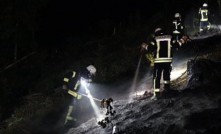 Löscharbeiten im steilen Gelände unterhalb der Hünenburg. - Paul Brinkmann Löscharbeiten im steilen Gelände unterhalb der Hünenburg. - Paul Brinkmann