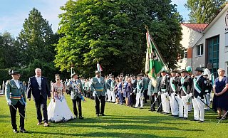 Festakt mit Bürgermeister Daniel Hartmann (2. v. l.) sowie Königin Sandra Vogt und König Frank Wiesemann (4. v. l.). - Simone Flörke Festakt mit Bürgermeister Daniel Hartmann (2. v. l.) sowie Königin Sandra Vogt und König Frank Wiesemann (4. v. l.). - Simone Flörke