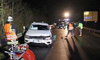 Unfall Wehrden: Um 17.35 Uhr geriet eine 87-Jährige am Tag vor Heiligabend auf der Bundesstraße 83 aus Richtung Beverungen kommend mit ihrem VW Up aus noch ungeklärten Gründen in den Gegenverkehr und kollidierte mit einem Tiguan. - Polizei Unfall Wehrden: Um 17.35 Uhr geriet eine 87-Jährige am Tag vor Heiligabend auf der Bundesstraße 83 aus Richtung Beverungen kommend mit ihrem VW Up aus noch ungeklärten Gründen in den Gegenverkehr und kollidierte mit einem Tiguan. - Polizei