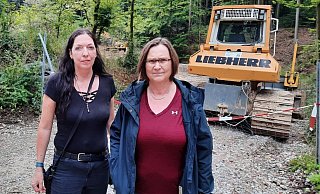 Birgit Lutzer (l.) und Andrea Groß vom BUND vor einem der Radlader, die den großen Reitplatz aufgeschoben haben. Der Zugang zur Reitanlage am Bergkamp ist derzeit gesperrt. - Jonas Damme Birgit Lutzer (l.) und Andrea Groß vom BUND vor einem der Radlader, die den großen Reitplatz aufgeschoben haben. Der Zugang zur Reitanlage am Bergkamp ist derzeit gesperrt. - Jonas Damme