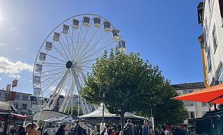 Die Herforder City-Kirmes ist gestartet. Das Riesenrad am Alten Markt lockt auch in diesem Jahr viele Besucher an. - Shannon-Lee Bendig Die Herforder City-Kirmes ist gestartet. Das Riesenrad am Alten Markt lockt auch in diesem Jahr viele Besucher an. - Shannon-Lee Bendig