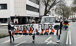 Der Klimastreikenden ziehen die Elsa-Brändström-Straße entlang. - Stefan Becker Der Klimastreikenden ziehen die Elsa-Brändström-Straße entlang. - Stefan Becker