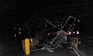 Das Baugerüst stürzte nach dem Crash an der Herforder Straße um. Der BMW des Fahrers wurde schwer beschädigt. - Polizei Das Baugerüst stürzte nach dem Crash an der Herforder Straße um. Der BMW des Fahrers wurde schwer beschädigt. - Polizei