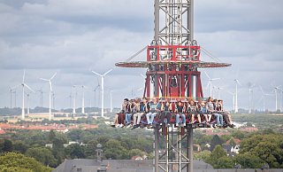 80 Meter geht es für die Fahrgäste des Fortress Tower in die Höhe. Oben angekommen können sie die Aussicht auf das Paderborner Land genießen, bevor der Freifallturm sie innerhalb kürzester Zeit wieder auf den Boden bringt. - Niklas Tüns 80 Meter geht es für die Fahrgäste des Fortress Tower in die Höhe. Oben angekommen können sie die Aussicht auf das Paderborner Land genießen, bevor der Freifallturm sie innerhalb kürzester Zeit wieder auf den Boden bringt. - Niklas Tüns