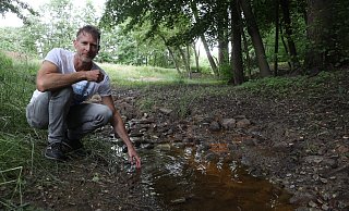 Carsten Vogt ist Projektleiter bei der Stadt für den Umbau des Wulferdingsener Baches. Statt in schnurgeraden Rohren tief unter der Erde zu fließen plätschert der Bach nun wieder in natürlichen Schwüngen durch Wald und Wiese. - Jörg Stuke Carsten Vogt ist Projektleiter bei der Stadt für den Umbau des Wulferdingsener Baches. Statt in schnurgeraden Rohren tief unter der Erde zu fließen plätschert der Bach nun wieder in natürlichen Schwüngen durch Wald und Wiese. - Jörg Stuke