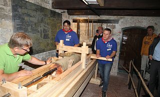 Am neuen Bohrtisch mit dem Löffenbohrer arbeiten die Arbeitskreismitglieder Andreas Neumann (v. l.), Gregor Lemm und Daniel Sawodowskie. - Johannes Büttner Am neuen Bohrtisch mit dem Löffenbohrer arbeiten die Arbeitskreismitglieder Andreas Neumann (v. l.), Gregor Lemm und Daniel Sawodowskie. - Johannes Büttner