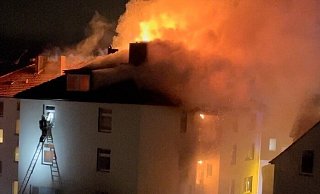 Es sind immer noch Mieter in ihren Wohnungen, als die Flammen auf dem Dach bereits wüten. Ein Video zeigt, wie ein Feuerwehrmann über eine Steckleiter einen der Bewohner erreicht und rettet. - nw Es sind immer noch Mieter in ihren Wohnungen, als die Flammen auf dem Dach bereits wüten. Ein Video zeigt, wie ein Feuerwehrmann über eine Steckleiter einen der Bewohner erreicht und rettet. - nw
