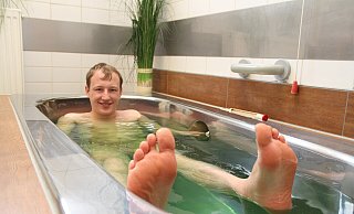 Auftrieb im Solebad. In der Badewanne, die in den Kabinen des Badehauses II steht, prickelt das Salzwasser auf der Haut. - Nicole Sielermann Auftrieb im Solebad. In der Badewanne, die in den Kabinen des Badehauses II steht, prickelt das Salzwasser auf der Haut. - Nicole Sielermann