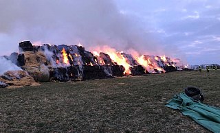 Die Feuerwehr rechnet damit, dass die Strohballen tagelang brennen. - Manuela Puls Die Feuerwehr rechnet damit, dass die Strohballen tagelang brennen. - Manuela Puls