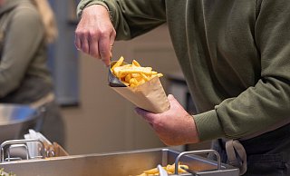 Kommt nicht in die Tüte - Pommes frites sollen bei Bielefelder Großveranstaltungen zukünftig in Mehrwegbehältern verkauft werden. Wie soll das funktionieren? - Oliver Krato Kommt nicht in die Tüte - Pommes frites sollen bei Bielefelder Großveranstaltungen zukünftig in Mehrwegbehältern verkauft werden. Wie soll das funktionieren? - Oliver Krato