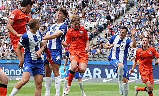 SCP-Neuzugang Felix Götze (3. v. r.) köpft in dieser Szene zum Paderborner 1:0-Führungstreffer in Berlin. - picture alliance / contrastphoto SCP-Neuzugang Felix Götze (3. v. r.) köpft in dieser Szene zum Paderborner 1:0-Führungstreffer in Berlin. - picture alliance / contrastphoto