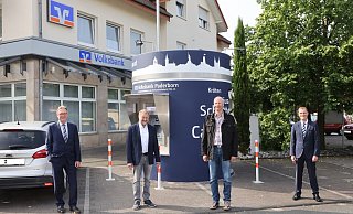 Wilfried Mühlhausen (Leiter des Beratungscenters Schloß Neuhaus, v. l.), Günter Kleiner, Hans Koch und Lin Thiele (Regionalleiter der Volksbank Paderborn) freuen sich über den Geldautomaten in Sennelager. - Dietmar Flach Wilfried Mühlhausen (Leiter des Beratungscenters Schloß Neuhaus, v. l.), Günter Kleiner, Hans Koch und Lin Thiele (Regionalleiter der Volksbank Paderborn) freuen sich über den Geldautomaten in Sennelager. - Dietmar Flach
