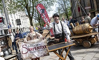 Das Zeitreiseduo um Professor Abraxo wollte es eigentlich in 80 Tagen um die Welt schaffen. In Bielefeld hat es der SteamRider, eine fahrende Zeitmaschine, immerhin durch die City geschafft. Das war allerdings nicht so einfach, denn die Passanten konnten sich gar nicht sattsehen an der Maschine und hielten sie auf. - Jörg Dieckmann - wwww.dieckmann-fotodesign.de Das Zeitreiseduo um Professor Abraxo wollte es eigentlich in 80 Tagen um die Welt schaffen. In Bielefeld hat es der SteamRider, eine fahrende Zeitmaschine, immerhin durch die City geschafft. Das war allerdings nicht so einfach, denn die Passanten konnten sich gar nicht sattsehen an der Maschine und hielten sie auf. - Jörg Dieckmann - wwww.dieckmann-fotodesign.de