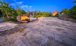 In direkter Nachbarschaft zu dieser städtischen Brachfläche an der Rosenhöhe soll eine fünfgruppige Kita entstehen. Auf der Fläche werden mittlerweile Baumaterialien für den Umbau der Hauptstraße gelagert. - Andreas Zobe In direkter Nachbarschaft zu dieser städtischen Brachfläche an der Rosenhöhe soll eine fünfgruppige Kita entstehen. Auf der Fläche werden mittlerweile Baumaterialien für den Umbau der Hauptstraße gelagert. - Andreas Zobe