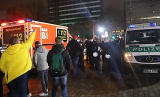 Dafür, dass sich die Demo am Freitag mit mehr als 2.000 Personen unkalkulierbar entwickeln könnte, dafür war die Polizei nicht vorbereitet. - Charlotte Mahncke Dafür, dass sich die Demo am Freitag mit mehr als 2.000 Personen unkalkulierbar entwickeln könnte, dafür war die Polizei nicht vorbereitet. - Charlotte Mahncke