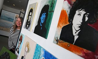 Bärbel Spieshöfer hat sich ihren Jugendidolen verschrieben und bannt sie auf Leinwand. - Gerald Dunkel Bärbel Spieshöfer hat sich ihren Jugendidolen verschrieben und bannt sie auf Leinwand. - Gerald Dunkel