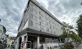 Die Stadt hat den Königshof einzäunen lassen - eine Aktion, die dem Eigentümer in Rechnung gestellt wird. - Nicole Sielermann Die Stadt hat den Königshof einzäunen lassen - eine Aktion, die dem Eigentümer in Rechnung gestellt wird. - Nicole Sielermann