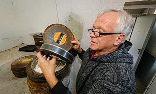 Einen kleinen Teil der beschädigten Filme, ihre verrußten und oxidierten Dosen hat Medienarchivar Frank Becker direkt nach dem Brand im Keller der ehemaligen Post deponiert. Die übrigen Sachen lagern noch in den Bunkern unter der Firma Agfeo. - Andreas Zobe Einen kleinen Teil der beschädigten Filme, ihre verrußten und oxidierten Dosen hat Medienarchivar Frank Becker direkt nach dem Brand im Keller der ehemaligen Post deponiert. Die übrigen Sachen lagern noch in den Bunkern unter der Firma Agfeo. - Andreas Zobe