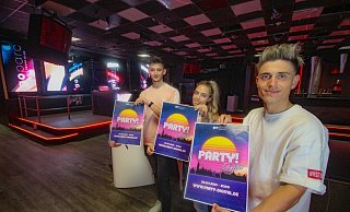 Ramón Amedie (v.l), Katrin Berojan und Lukas Kuhlmann freuen sich auf den digitalen Tanz in den Mai. Mit dem neuen Format wollen sie vor allem ein jüngeres Publikum ansprechen. - Arian Amedie Ramón Amedie (v.l), Katrin Berojan und Lukas Kuhlmann freuen sich auf den digitalen Tanz in den Mai. Mit dem neuen Format wollen sie vor allem ein jüngeres Publikum ansprechen. - Arian Amedie
