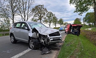 Auf der B252 bei Brakel ist ein Pkw auf einen haltenden Transporter aufgefahren. Die Fahrerin des Autos verletzte sich dabei schwer. - Madita Schellenberg Auf der B252 bei Brakel ist ein Pkw auf einen haltenden Transporter aufgefahren. Die Fahrerin des Autos verletzte sich dabei schwer. - Madita Schellenberg