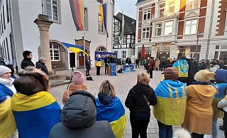 Viele der Menschen aus dem Kreis Höxter, die auf den Marktplatz in Brakel gekommen waren, hatten ukrainische Flaggen mitgebracht. - Simone Flörke Viele der Menschen aus dem Kreis Höxter, die auf den Marktplatz in Brakel gekommen waren, hatten ukrainische Flaggen mitgebracht. - Simone Flörke