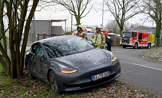 In einer 90-Grad-Kurve der Straße Ahornallee kam ein Bielefelder Tesla nach rechts von der Fahrbahn ab und prallte gegen eine Baumgruppe. - Ralph Meyer In einer 90-Grad-Kurve der Straße Ahornallee kam ein Bielefelder Tesla nach rechts von der Fahrbahn ab und prallte gegen eine Baumgruppe. - Ralph Meyer