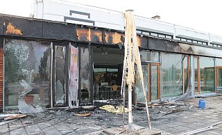 Hier auf der Dachterrasse stand eine Sitzgruppe aus Kunststoff in Flammen, das Feuer griff auf die Mensa des Gymnasiums über. - Manuela Puls/Archiv Hier auf der Dachterrasse stand eine Sitzgruppe aus Kunststoff in Flammen, das Feuer griff auf die Mensa des Gymnasiums über. - Manuela Puls/Archiv
