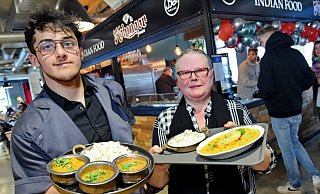 Musa Khan und Chefin Heike Miculius verwöhnte die Gäste mit dem mangofrischen "Chicken Moghlai". - Barbara Franke Musa Khan und Chefin Heike Miculius verwöhnte die Gäste mit dem mangofrischen "Chicken Moghlai". - Barbara Franke