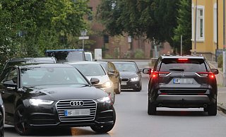 Am Hellerweg und der Falkstraße herrscht zu den Stoßzeiten morgens ein einziges Verkehrs-Chaos. - Claus Frickemeier Am Hellerweg und der Falkstraße herrscht zu den Stoßzeiten morgens ein einziges Verkehrs-Chaos. - Claus Frickemeier