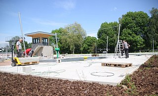 Das Bünder Freibad ist aktuell noch eine Baustelle. Bis zum 12. Juni sollen fast alle Arbeiten erledigt sein. - Florian Weyand Das Bünder Freibad ist aktuell noch eine Baustelle. Bis zum 12. Juni sollen fast alle Arbeiten erledigt sein. - Florian Weyand