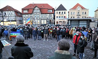 Rund 230 Teilnehmer waren nach Polizeiangaben bei der Solidaritätsveranstaltung des Bündnisses auf dem Neustadtmarktplatz. - Simone Flörke Rund 230 Teilnehmer waren nach Polizeiangaben bei der Solidaritätsveranstaltung des Bündnisses auf dem Neustadtmarktplatz. - Simone Flörke