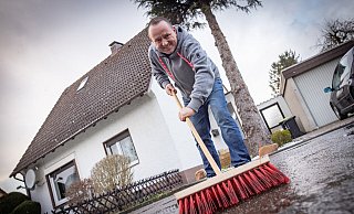 Holger Dahlström reinigt die Straße selbst - muss aber trotzdem an die Stadt zahlen. - Mike-Dennis Müller / www.mdm.photo Holger Dahlström reinigt die Straße selbst - muss aber trotzdem an die Stadt zahlen. - Mike-Dennis Müller / www.mdm.photo