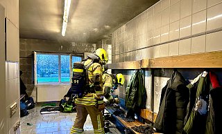 Durch das Feuer wird die Gästeumkleide auf dem Dreizehnlinden-Sportplatz in Elsen in Mitleidenschaft gezogen. - Ralph Meyer Durch das Feuer wird die Gästeumkleide auf dem Dreizehnlinden-Sportplatz in Elsen in Mitleidenschaft gezogen. - Ralph Meyer