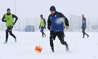 Auch SCP-Akteur Marcel Mehlem musste beim Trainingsauftakt am Montag sein Gespür für Schnee unter Beweis stellen. - SC Paderborn 07/Michael Bieckmann Auch SCP-Akteur Marcel Mehlem musste beim Trainingsauftakt am Montag sein Gespür für Schnee unter Beweis stellen. - SC Paderborn 07/Michael Bieckmann