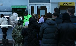 In der Ukraine stehen die Menschen am Morgen des Donnerstages Schlange vor den Geldautomaten, auch an den Tankstellen gab es lange Wartezeiten. Der russische Angriff lief zu diesem Zeitpunkt bereits. - picture alliance/dpa/Sputnik In der Ukraine stehen die Menschen am Morgen des Donnerstages Schlange vor den Geldautomaten, auch an den Tankstellen gab es lange Wartezeiten. Der russische Angriff lief zu diesem Zeitpunkt bereits. - picture alliance/dpa/Sputnik