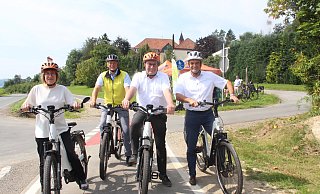 Straßenbetriebsdirektorin Petra Beckefeld, CDU-Landtagsabgeordneter Matthias Goeken, Verkehrsminister Oliver Krischer und Bürgermeister Burkhard Deppe starten die Probefahrt. - Burkhard Battran Straßenbetriebsdirektorin Petra Beckefeld, CDU-Landtagsabgeordneter Matthias Goeken, Verkehrsminister Oliver Krischer und Bürgermeister Burkhard Deppe starten die Probefahrt. - Burkhard Battran