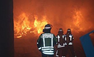 Wenn die Flammen emporschießen, dann kann nur noch die Feuerwehr helfen. Und das tat sie in Spenge immer dann, wenn sie angefordert wurde. - Archivfoto: Ekkehard Wind Wenn die Flammen emporschießen, dann kann nur noch die Feuerwehr helfen. Und das tat sie in Spenge immer dann, wenn sie angefordert wurde. - Archivfoto: Ekkehard Wind
