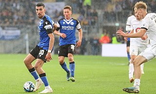 Arminia Bielefelds Nassim Boujellab (l.) behauptet im Spiel gegen Waldhof Mannheim den Ball. - Oliver Krato Arminia Bielefelds Nassim Boujellab (l.) behauptet im Spiel gegen Waldhof Mannheim den Ball. - Oliver Krato
