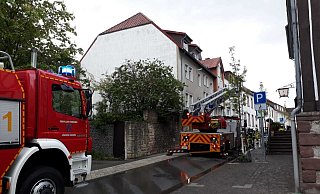 Auch eine Drehleiter ist bei dem Brand in der Warburger Unterstraße im Einsatz. - Simone Flörke Auch eine Drehleiter ist bei dem Brand in der Warburger Unterstraße im Einsatz. - Simone Flörke