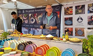 Elmar Lutter in seinem Element: Seit Stunden steht er auf dem Pottmarkt und reibt auf seinen Keramiktellern Ingwer, Tomaten, Muskatnüsse und Knoblauch. - Moritz Trinsch Elmar Lutter in seinem Element: Seit Stunden steht er auf dem Pottmarkt und reibt auf seinen Keramiktellern Ingwer, Tomaten, Muskatnüsse und Knoblauch. - Moritz Trinsch