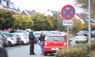 Das Schild ist eindeutig, trotzdem hat auch diese Mutter ihren Sprössling im absoluten Halteverbot aussteigen lassen und für gefährliche Situationen gesorgt. Vom Polizisten gibt es keine Ermahnung - er kassiert gleich ab. - Nicole Sielermann Das Schild ist eindeutig, trotzdem hat auch diese Mutter ihren Sprössling im absoluten Halteverbot aussteigen lassen und für gefährliche Situationen gesorgt. Vom Polizisten gibt es keine Ermahnung - er kassiert gleich ab. - Nicole Sielermann