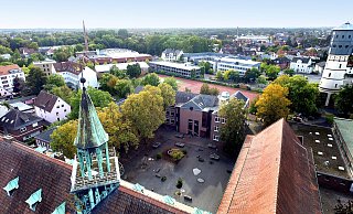 Der Altbau des ESG mit dem Dachreiter bleibt erhalten, ebenso wieder Sportplatz im Hintergrund. Allerdings wird dort für die dreijährige Bauphase ein Provisorium errichtet. - Andreas Frücht Der Altbau des ESG mit dem Dachreiter bleibt erhalten, ebenso wieder Sportplatz im Hintergrund. Allerdings wird dort für die dreijährige Bauphase ein Provisorium errichtet. - Andreas Frücht