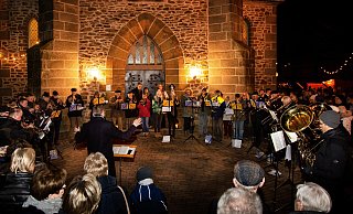 Während des Adventsmarkts ist der Posaunenchor Mennighüffen traditionell dabei. Er spielt auch in diesem Jahr zur offiziellen Eröffnung und zum Schluss. - Posaunenchor Mennighüffen Während des Adventsmarkts ist der Posaunenchor Mennighüffen traditionell dabei. Er spielt auch in diesem Jahr zur offiziellen Eröffnung und zum Schluss. - Posaunenchor Mennighüffen